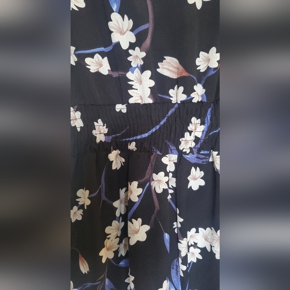 Womens Black Dress with White Flowers Size Medium. - Picture 3 of 4